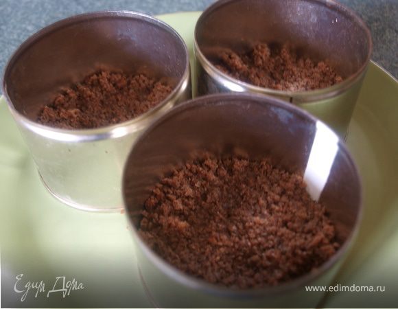 Хлеб измельчаем в крошку, добавляем растопленное масло и хорошо перемешиваем. Разъемную форму выложить пищевой пленкой (можно только в низ уложить пекарскую бумагу), высыпаем нашу смесь, хорошо утрамбовываем и отправляем в холодильник. (я делала в порционных формах, но можно в одной большой 24-26 см)