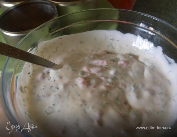 Желатин замачиваем в воде,когда пластинки размокнут, отжимаем и распускаем на водяной бане в 3 ст.л воды. (Быстрорастворимый желатин в таком количестве воды нагреваем , помешивая до растворения, но не кипятим).
Сыр взбиваем со сметаной, добавляем лимонный сок, взбиваем сливки и добавляем к массе, затем добавляем нашу нарезку, солим, перчим по вкусу.
2-3 ст. ложки полученной массы добавляем к желатину, перемешиваем и соединяем со всей рыбно-сливочной массой. 
