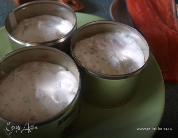 Тем временем основа, которую мы убрали в холодильник, застыла. Достаем формы (форму) и наполняем их полученной массой и разравниваем поверхность. Отправляем в холодильник на несколько часов (лучше, конечно, на ночь).