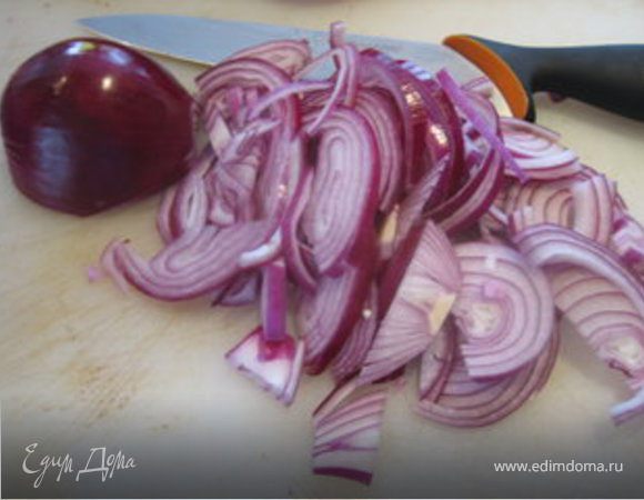 Приготовить соус "А-ля Болоньезе":
Помидоры вымыть, порезать дольками (многие снимают кожицу и измельчают при помощи блендера в пюре).Лук очистить и мелко нарезать.
Чеснок очистить и мелко порубить.
Зелень вымыть, обсушить и порубить.