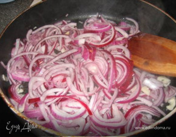    В разогретой с оливковым или растительным маслом сковороде обжарить лук и половину чеснока ~3-5 минуты.
