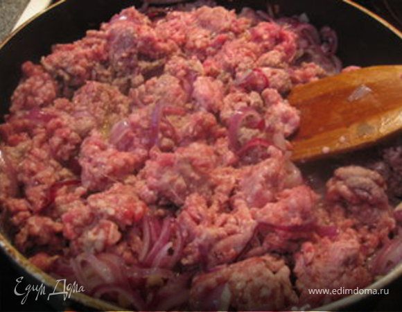 Добавить фарш и жарить, периодически помешивая и разминая вилкой, ~5 -10 минут.
