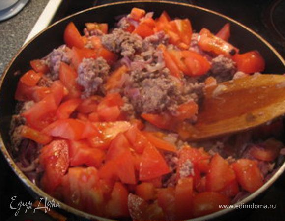   К фаршу добавить томаты, соль и перец, перемешать, накрыть крышкой и готовить при слабом кипении ~7-10 минут. За 5 минут до готовности добавить 150 мл. сухого белого вина.
Выключить добавить зелень базилика, оставшийся чеснок, перемешать и накрыть крышкой.