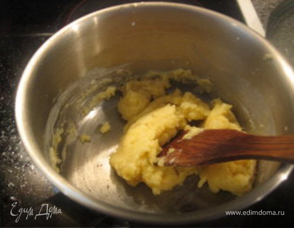 В сотейнике или на сковороде растопить сливочное масло, затем добавить муку, хорошо помешивать, что бы, не было комков. 
Добавить горячее молоко, специи. Мешать до однородной массы. Соус бешамель готов.