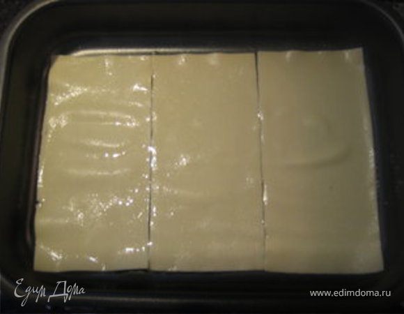   В большом количестве кипящей подсоленной воды отварить листы лазаньи ~2-3 минуты (лучше одновременно отваривать не более 2 листов).
 Листы лазаньи вынуть из кипящей воды и сразу переложить в большую кастрюлю или миску с холодной (лучше ледяной) водой.