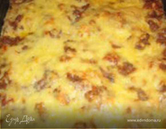 Запекать лазанью при температуре ~200°C ~30 минут.
За 5-10 минут до готовности посыпать тертым сыром.
Готовую лазанью вынуть из духовки и оставить на ~5-10минут. Затем разрезать на порции и подавать.
Приятного Вам аппетита!