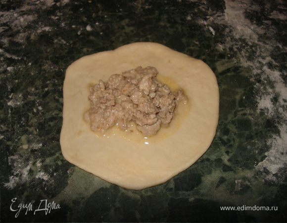 Тесто еще раз вымесить. Разделить тесто на несколько частей. Раскатать толщиной 1 см. Вырезать круг в диаметре 15 см. В середину положить фарш, и защипнуть так чтобы получился шарик.
