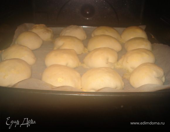Положить пирожки на смазанную бумагу швом вниз, и дать постоять 15 мин расстояться. Выпекать в разогретой духовке при 180 С 35-40 мин.