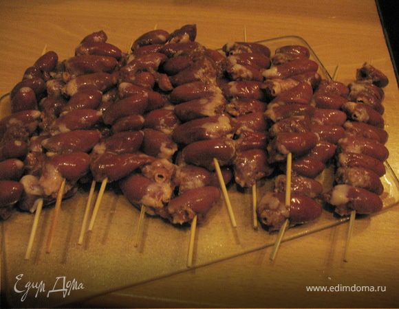 Минимум за полчаса деревянные шпажки замочить в воде, чтобы они не горели на сковородке. 
Нанизать сердечки на шпажки.