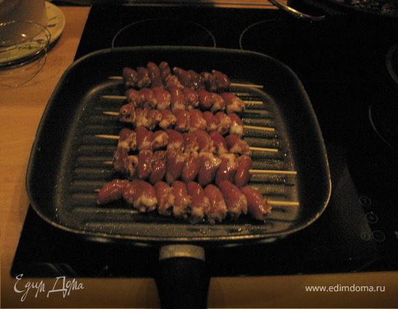 Быстро обжарить на большом огне на сковороде, переворачивая как можно чаще, чтобы не горели. Обжаривать в течение 3-4 минут до готовности. 
Несмотря на короткое время обжаривания получается мягко и сочно! 
