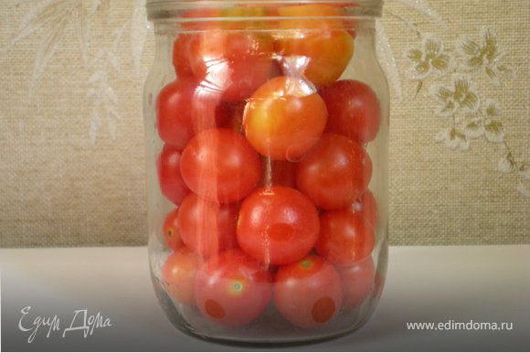 Мелкие помидорки вымыть, плотно уложить в баночки.