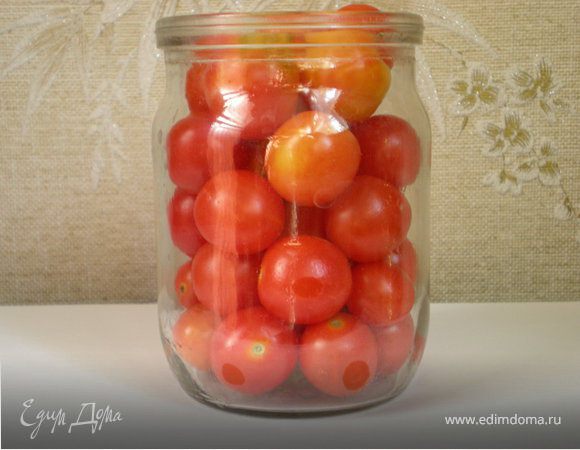 Мелкие помидорки вымыть, плотно уложить в баночки.