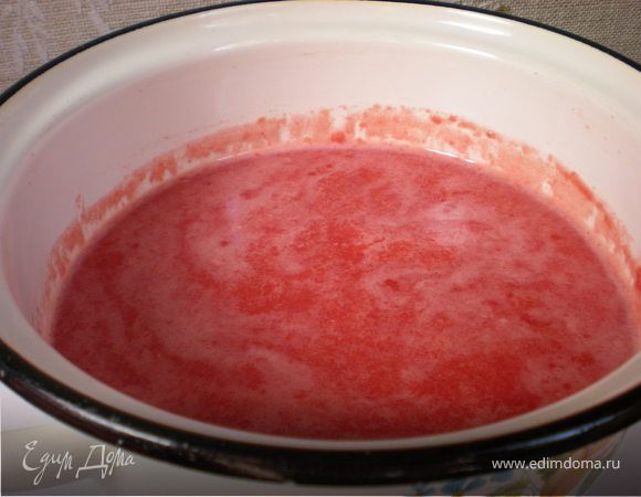 Из спелых томатов приготовить сок.Всыпать 20г соли(не йодированной) на 1 литр сока. Сок кипятить 15 мин. Залить кипящим соком помидоры в баночках.