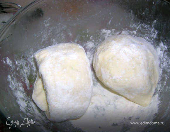 Размягченное сливочное масло,сахар,яйцо,творог,соль смешать. Добавить муку и замесить эластичное тесто. Накрыть пленкой и поставить в холодильник на час- полтора. Вынуть тесто и разделить на 3 части.