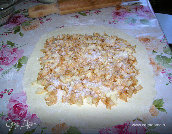 Сверху яблоки засыпать сахаром с корицей.