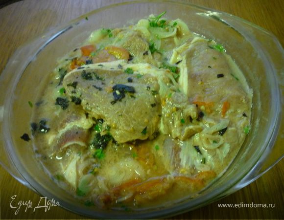 2. Режем мясо, как для отбивных, с толщиной кусочка около 1 см.
 Это удобно делать если мясо слегка заморозить, предварительно подержав в морозилке около 40 минут.
Тонкими кольцами режем лук. 
Мясо и лук добавляем в маринад и все тщательно перемешиваем. Помещаем в холодильник на несколько часов, лучше часов на 8-10.