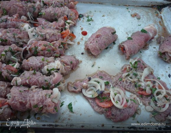 3. Достаем мясо из маринада и отбиваем с двух сторон, стараясь не нарушить целостность кусочков.