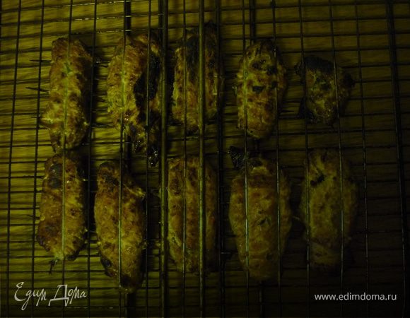 Раскладываем рулетики на закрывающуюся решетку для гриля и жарим на мангале до готовности.
Вместо решетки можно использовать шампуры, нанизывая рулетик одновременно на 2 шампура с обеих сторон, и так несколько штук (получается такая лесенка: шампуры - боковины, рулетики - ступеньки).
Можно эти рулетики поджарить на сковороде, предварительно скрепив нитками или зубочистками, а затем добавить в сковороду немного маринада и потушить под крышкой до готовности. Вариантов масса. Приятного аппетита!!! 