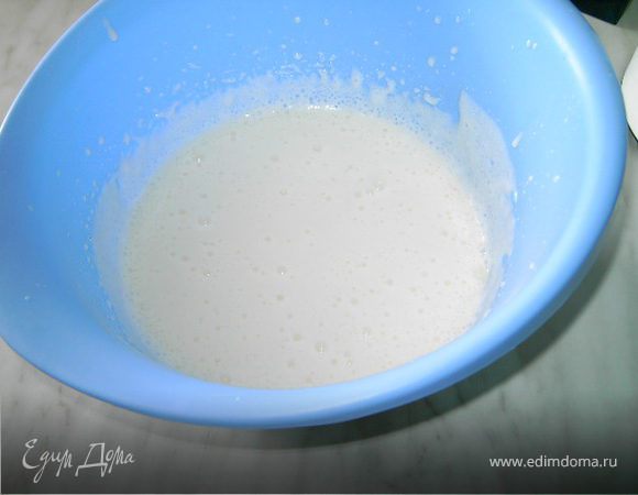 Сахар,творог и пекарский порошок взбить миксером до увеличения в объеме в два раза.