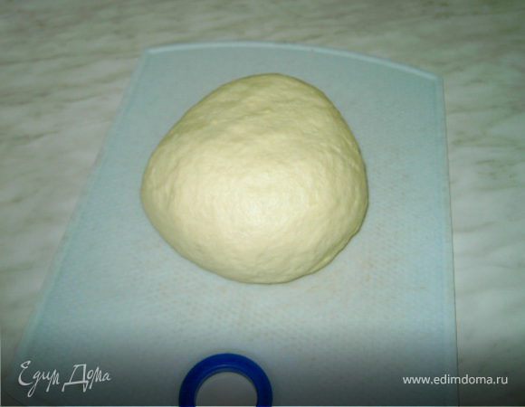 Добавить масло,молоко,соль,ещё раз хорошо взбить,всыпать муку и замесить мягкое тесто.