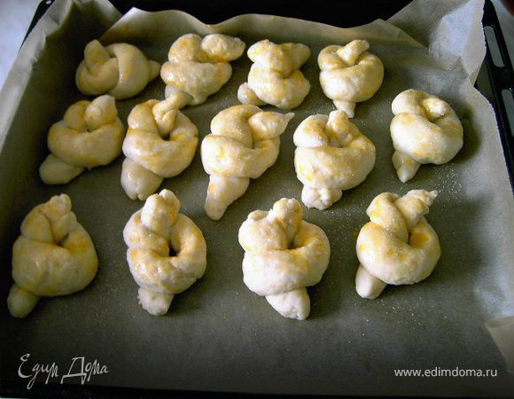 Из теста сформировать булочки(я раскатывала жгутиками и делала"узелок").Булочки (по желанию можно смазать желтком и присыпать сахаром) выложить на противень,смазанный маслом или выстланный бумагой для выпечки.