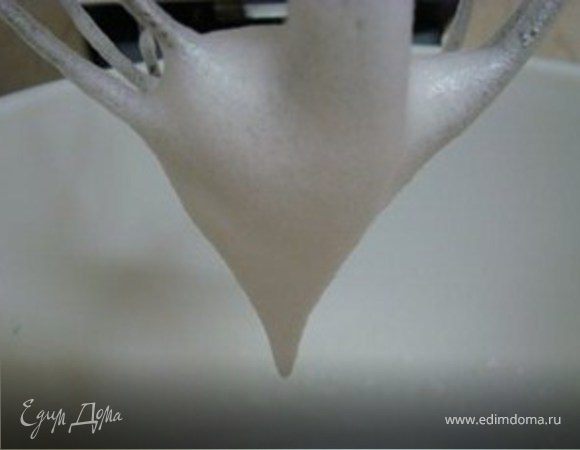 Меренг:
Взбить белки с сахаром до плотной массы
Соединить какао и сахарную пудру , добавить в яичную массу.
Из получившейся массы выпечь при темпер. 110 гр в течение 1.5 часа два круглых основания для пирожного(диаметром примерно 24)