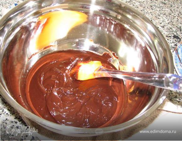 Мусс:
растопить вместе шоколад со сливками.Добавить 1/3 ст  виски и поставить в холодильник на 2 часа.