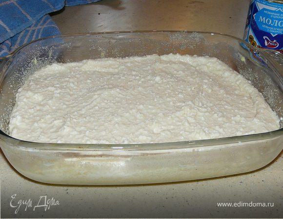 Творог с яйцами хорошо перемешать (можно взбить), добавить сгущенку, ваниль, манку. 
форму смазать слив. маслом, присыпать манкой.

