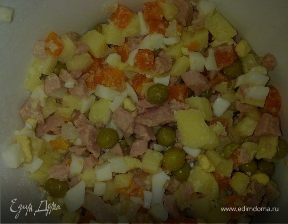 Картофель, морковь, яйца, лук,колбасу  нарезать кубиками, добавить горошек.