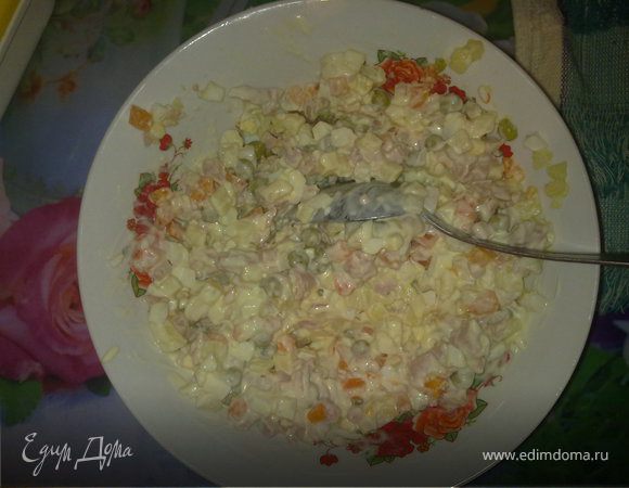 Заправить майонезом, посолить, поперчить по вкусу.