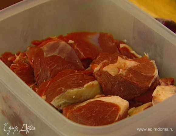 Баранину вымыть, просушить бумажным полотенцем и нарезать как на шашлык, большими кубиками.