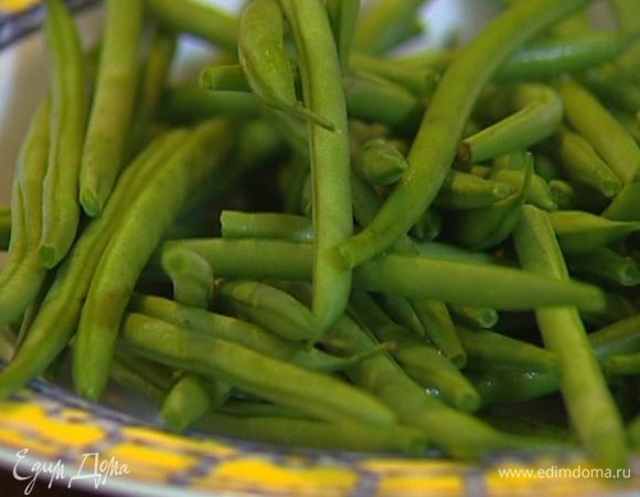 Фасоль отварить, выложить на лед, чтобы сохранила цвет, затем просушить. 