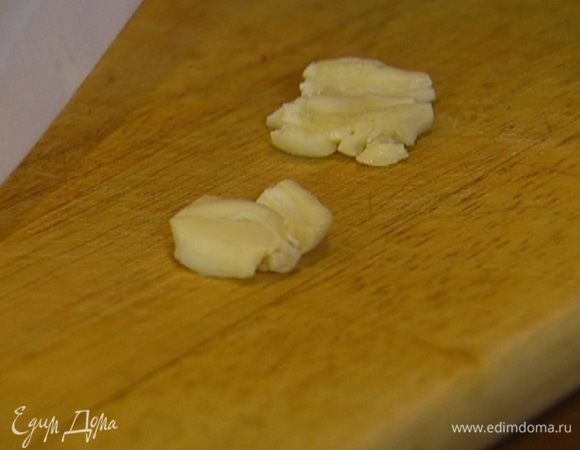 Чеснок почистить и раздавить плоской стороной ножа.