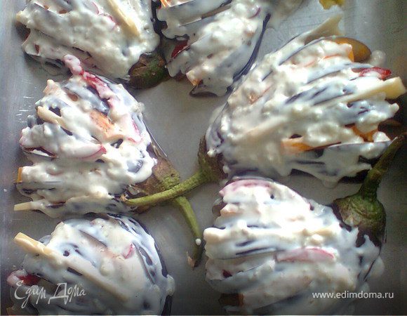 Майонез смешать с измельченным чесноком, рубленой зеленью, солью и перцем.
Сверху баклажаны хорошо обмазать майонезной смесью (можно просто майонезом), стараясь попадать в разрезы.