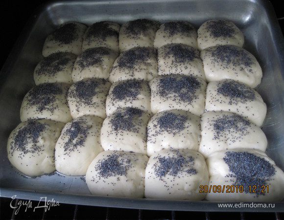 Руки смазывать растительным маслом, отрывать небольшие шарики. Из шариков сделать "колбаски",завязать узелком или просто сформировать булочки любой формы, и окунуть в кунжут, мак...верхней стороной. Выложить на противень и, при желании, дать булочка немного подойти .