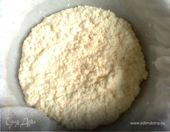 Когда вся масса свернется в молоке, выложить ее на марлю (марлю лучше положить в дуршлаг), дать стечь сыворотке и, не вытаскивая с марли, положить брынзу под груз (автор советует часов на 12). При желании, можно добавить тмин, укроп...