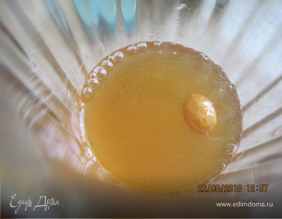 Можно дополнить рецепт приготовления домашнего кваса из черного хлеба: разлить готовый процеженный квас по пластиковым бутылкам, в каждую добавить 3 ст. л. сахара и 4–5 изюминок, выдержать квас 3 дня в тепле и 3 дня в холодильнике. У вас получится сильногазированный насыщенный напиток.