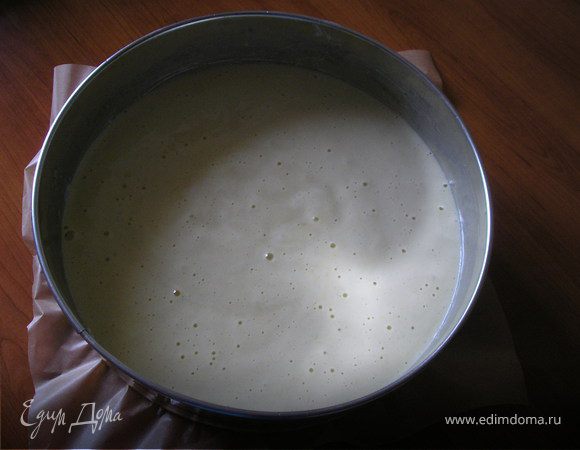  Яйца  взбить  со  130 г сахара, ванильным  сахаром, 3 ст.л.  горячей  воды. Добавить  просеянные  муку, крахмал, разрыхлить. Все  взбить. Выложить  в  разъемную, выложенную  бумагой, и  смазанную  слив.маслом  форму  d 24 см. Поставить  в  нагретую  духовку. Испечь. У  меня  на  это  ушло  25  мин.