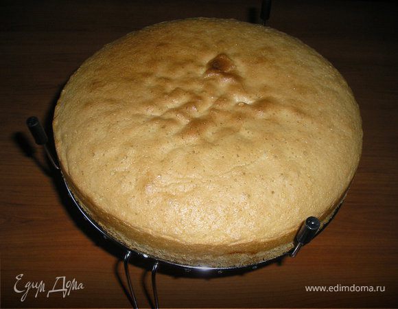 Бисквит  охладить  на  решетке. Затем  разрезать  на  3  части: 2 тонких, а  3-я - потолще.