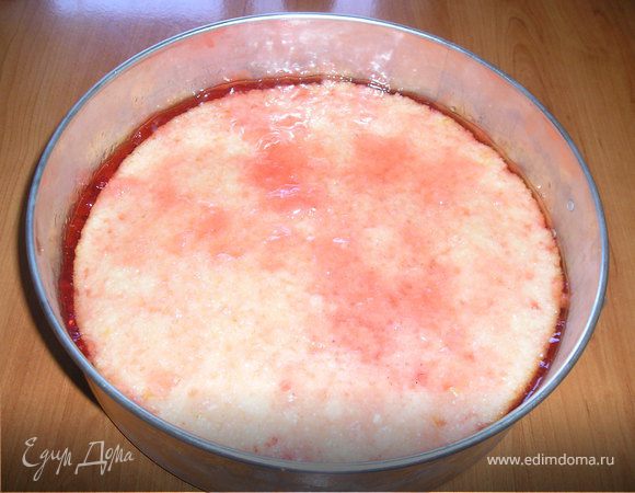 Взять  разъемную  форму. На  дно  уложить  1  тонкий  корж. Половину  желе  выкладываем  на  корж, заполняем  зазоры  между  коржом  и  формой.
  Далее  выкладываем  2-й  корж, сверху  и  по  бокам   распределяем  оставшееся  желе.
  Ставим  в  холодильник  для  застывания.  