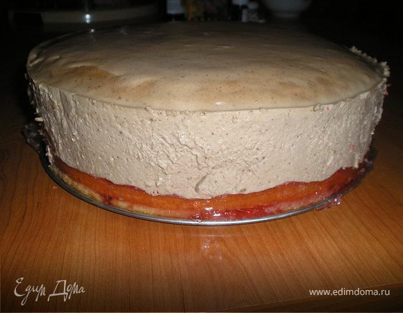   Выложить на  коржи  в  форме  1/3  крема.
  Груши  очистить  от  кожуры, сердцевины, разрезать  на  половинки. Выложить  на  крем. Поверх  груш  выложить  1/3 крема. Далее  выкладываем  толстый  корж. Выливаем  сверху  остатки  крема. Разравниваем  поверхность. Ставим  в  холодильник  для  застывания. У  меня  на  это  ушло  3ч., но  лучше  поставить  на  ночь. 