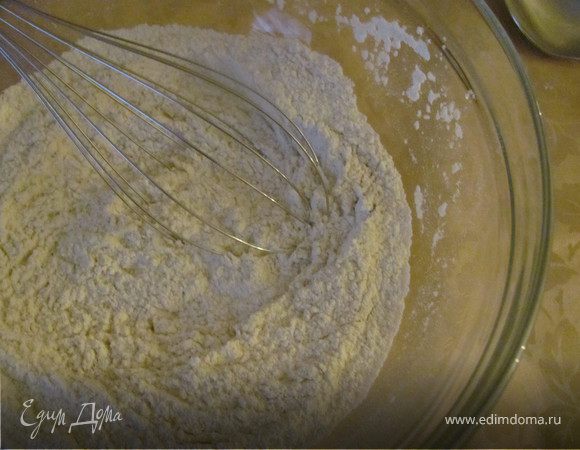 Готовим жидкое тесто: смешайте все сухие ингредиенты.