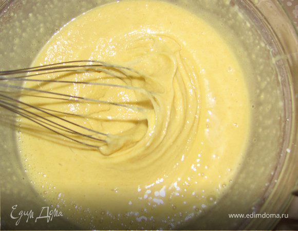 Добавьте к ним жидкие ингредиенты и хорошо перемешайте.