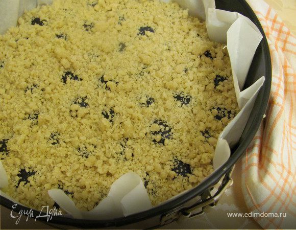 Готовим крошку: смешайте муку и сахарную пудру, сливочное масло растопите и добавьте к сухим ингредиентам, хорошо перемешайте до состояния крошки. Распределите крошку сверху на ягоды и жидкое тесто. Выпекать при температуре 180-190 С, 30 мин.