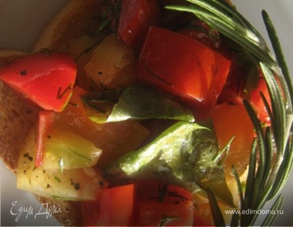 Из зеленого салата и овощей сделать салат. Приправить маслом, солью, специями и зеленью. 
Салат уложить на тост. Посыпать зеленью и незамедлительно подавать!