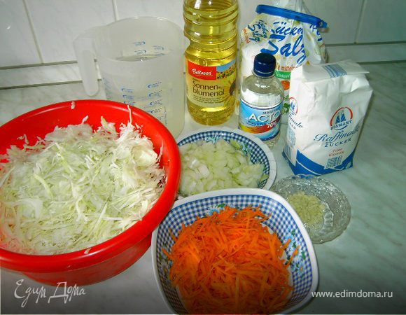 Капусту нашинковать,морковь натереть на крупной терке,лук крупно порезать,чеснок мелко порубить.