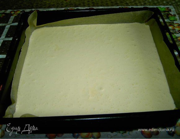 Сначала готовим рулет:
Взбить миксером яйца,постоянно взбивая,всыпать по очереди сахар и муку.Добавить соль и погашенную уксусом соду.На противень положить промасленную бумагу и вылить массу ровным слоем.