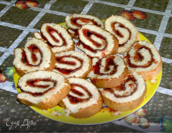 Выпекать 10мин при t-180`.Выложить на полотенце,намазать вареньем и быстро скрутить.Завернуть в бумагу и полотенце.Остудить.Порезать на кружки.