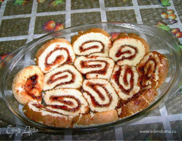 Покрыть кружками дно и стенки формы.