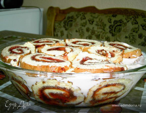 Желатин замочить в небольшом количестве воды,затем слить лишнюю воду и растворить на слабом огне.
Творог протереть через сито,размешать с сахаром и ванилином.На мелкой терке натереть цедру лимона.Добавить в творог цедру и весь выжатый из лимона сок(прим.6 ст.ложек).Подмешать желатин.Когда масса немного загустеет,соединить ее со сливками,взбитыми в крепкую пену.
Форму наполнить творожной массой,тщательно заполняя"межкружковое" пространство.
Сверху уложить оставшиеся кружки рулета;они в последствии станут "дном".Поставить на холод на 2 часа. 